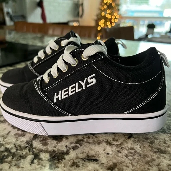 Heelys, size 1 youth - Picture 1 of 1
